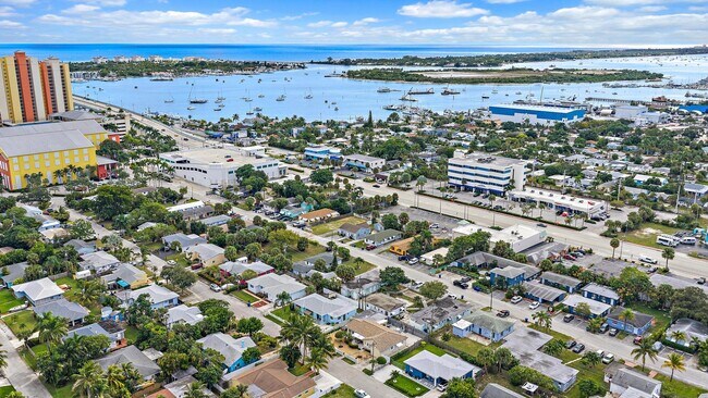 Building Photo - 135 E 28th St