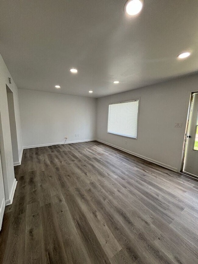 Building Photo - 1204 Clear Ridge Ln