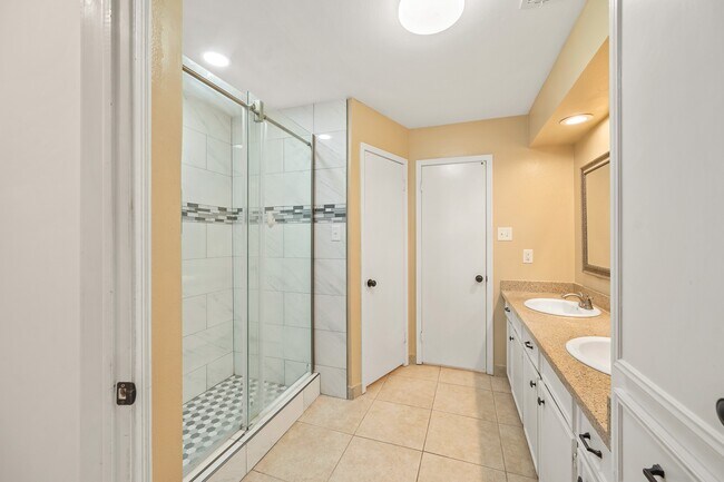 Building Photo - 18107 Shadow Valley Dr