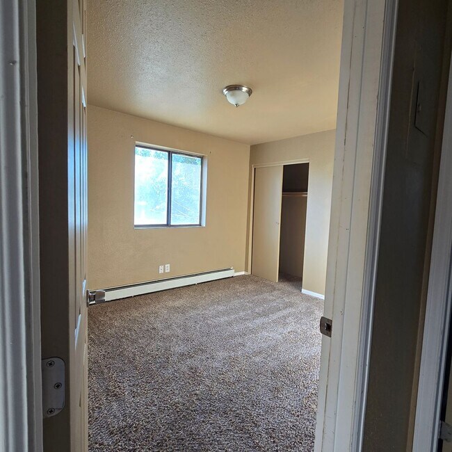 Building Photo - 2 BR / 1 BA Upper-Level Apartment in Clifton – $1,150