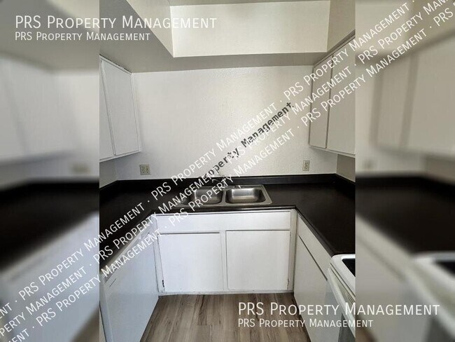 Building Photo - 2652 E Oakleaf Dr