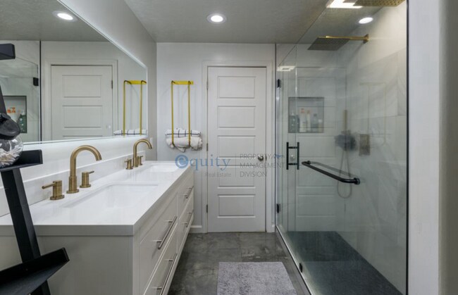 Building Photo - 2734 S Riverhead Dr