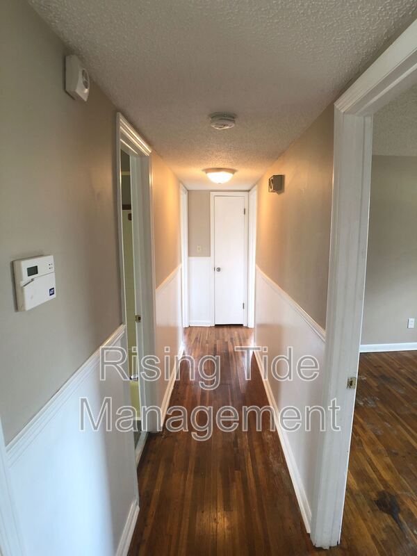 Building Photo - 200 E Haven Dr NE