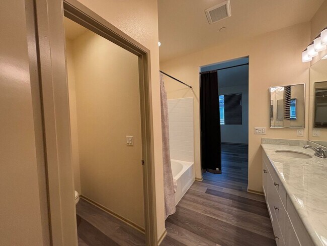 Building Photo - *** $500 Move in special if lease is signe...