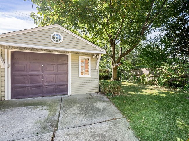 Building Photo - Charming Colonial in the Heart of Grosse P...