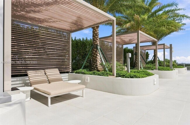 Building Photo - 2411 Laguna Cir