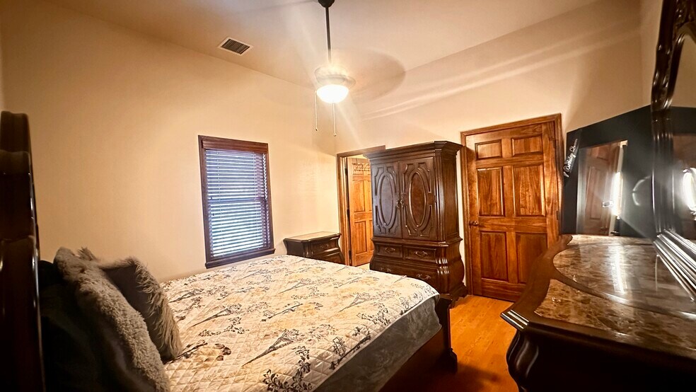 Building Photo - 2450 S White Mountain Rd