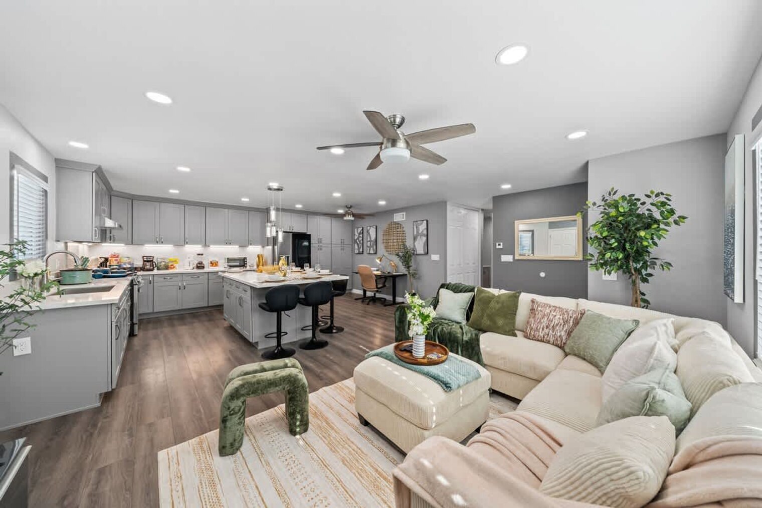 Building Photo - 10983 Parkdale Ave