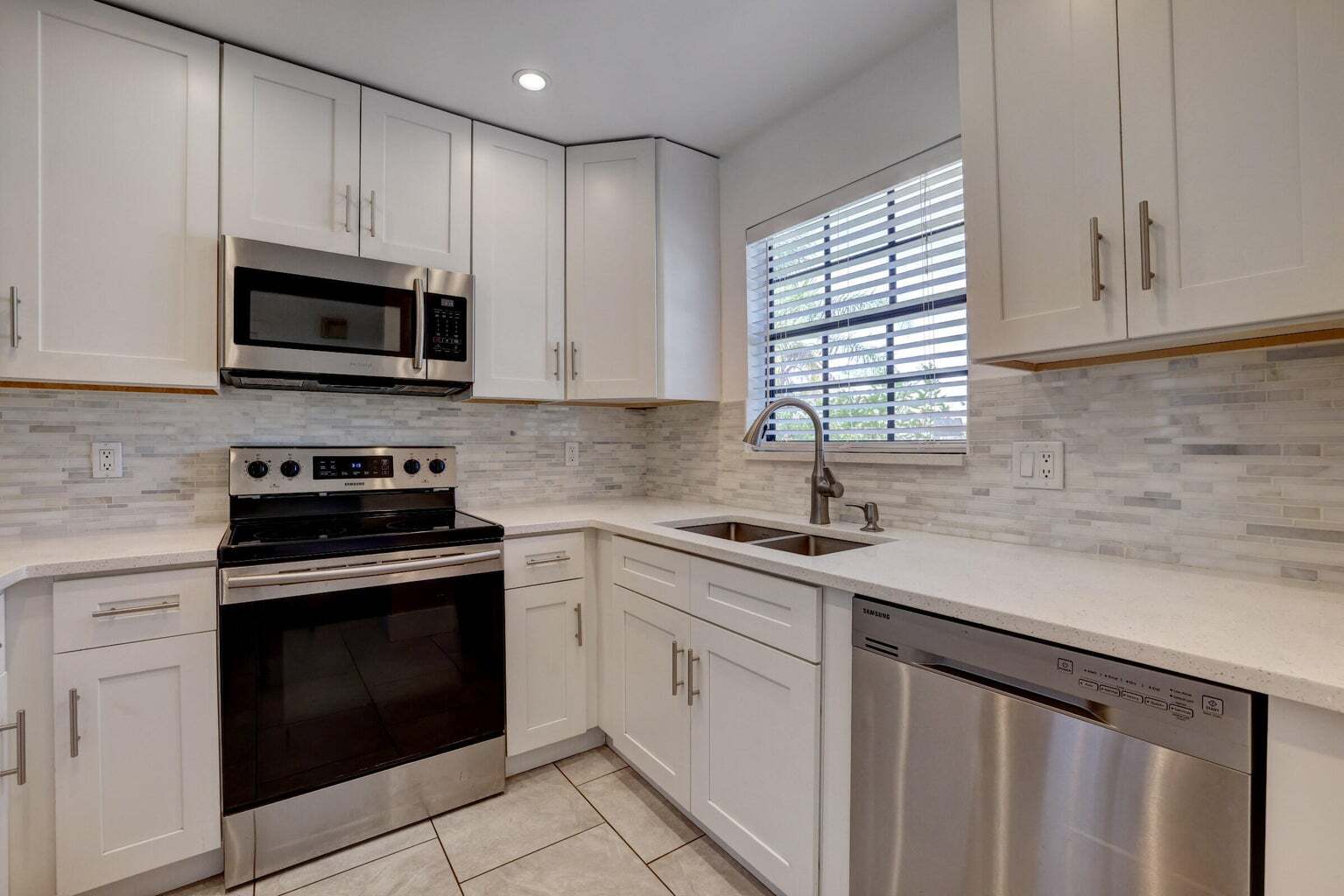 Building Photo - 5770 SE Wilsie Dr