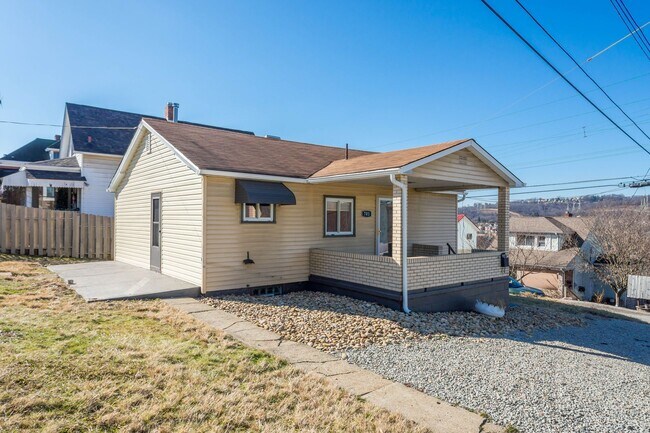 Building Photo - Beautiful 2 bedroom home in Port Vue available August 15!