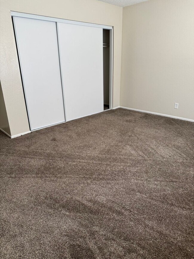 Building Photo - Apple Valley- Four Plex- 2 Bedrooms, 2 Bat...