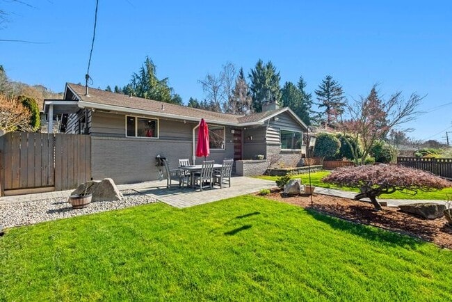 Building Photo - Elegant and Spacious Air-Conditioned Lincoln Park Rambler