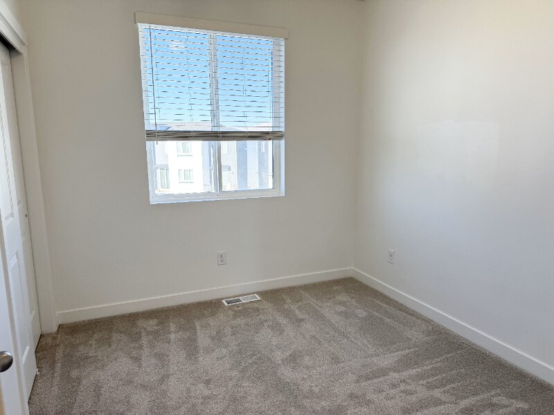 Building Photo - 548 900 W