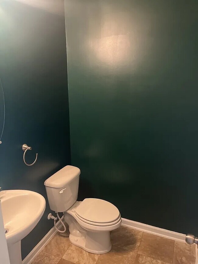 Building Photo - 4 Bedrooms 2.5 Bathrooms