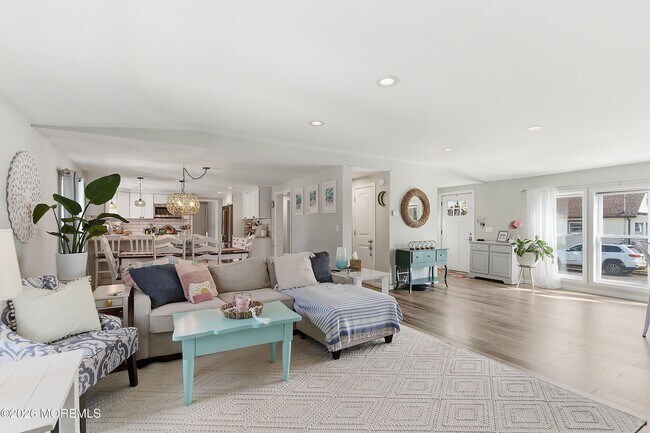 Building Photo - 616 Newport Ave