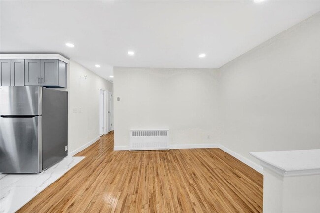 Building Photo - 4392 Carpenter Ave