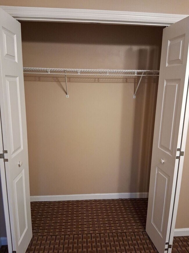 Building Photo - Laurel Villas: 3 BED/ 2 BA Available for Fall 2026!