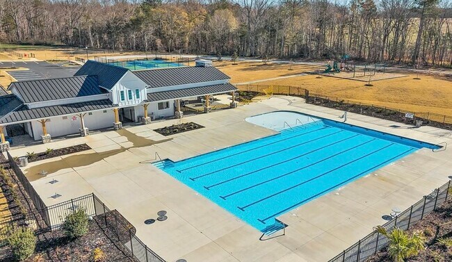 Building Photo - 3 BR, 2 BA with Fenced Yard and Fantastic Amenities!