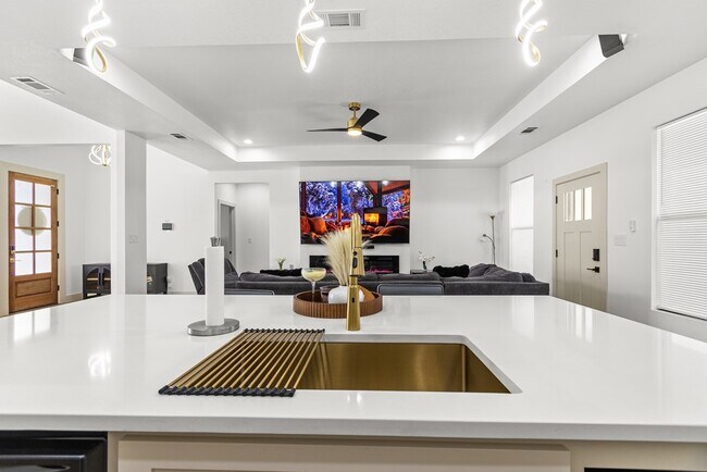 Building Photo - 12370 W University Blvd