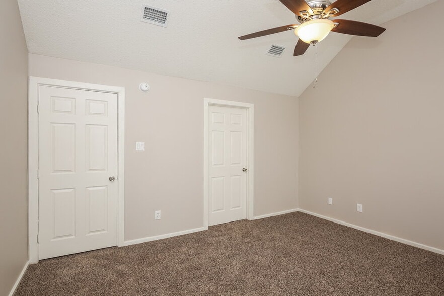 Building Photo - 657 Edgewood Dr