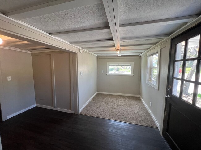 Building Photo - AVAILABLE JUNE - 3 Bed 1 Bath w/ Great View