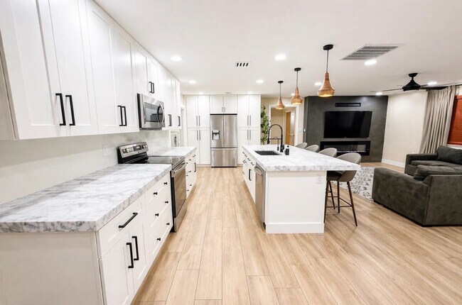 Building Photo - 1237 E Riviera Dr