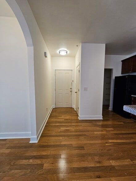 Front Entrance Hallway - 8401 Callabee Way