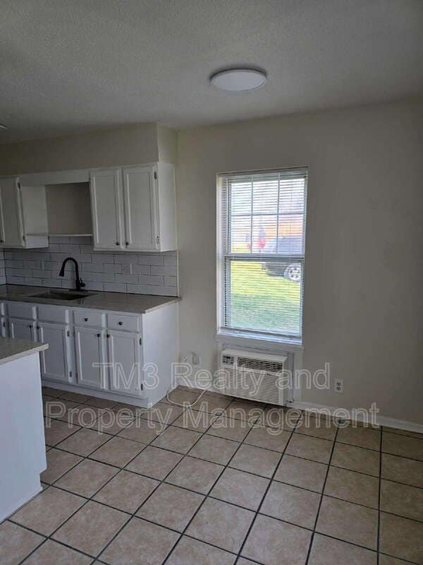 Building Photo - 1602 E Kansas City Rd