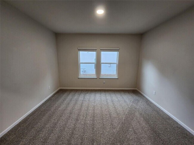 Building Photo - 235 Vly Oak Dr