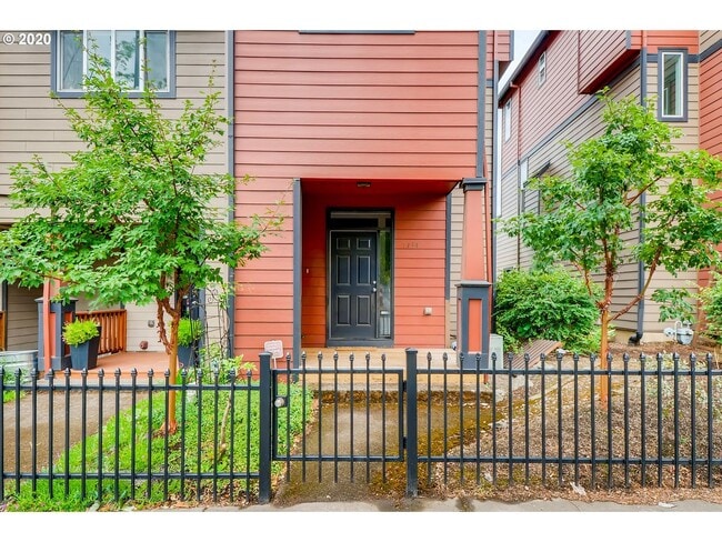 Building Photo - Fantastic Woodlawn Neighborhood Townhouse