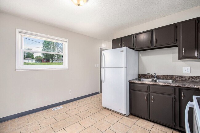 Building Photo - Beautiful 2BR/1BA Duplex in Independence!