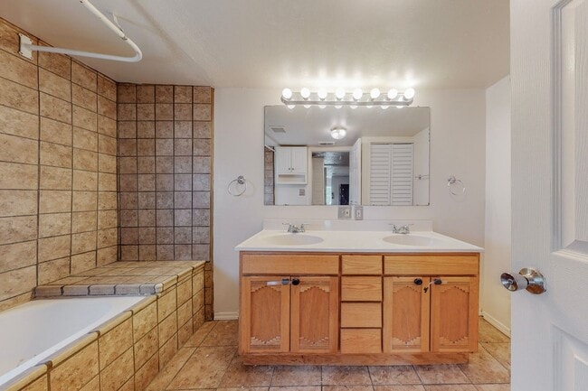 Building Photo - CLEAN CUTE SOUTH VALLEY 2 Bedroom 1 Bath