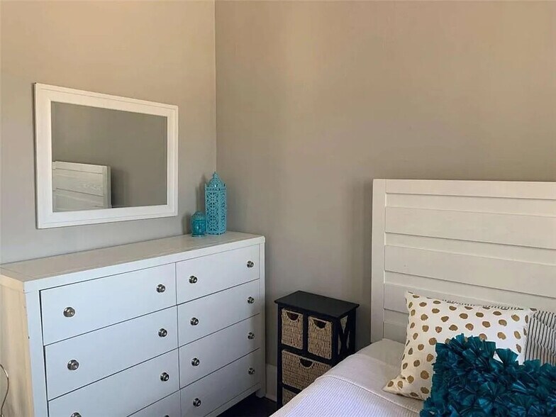 Building Photo - Room in Duplex on Jackson St