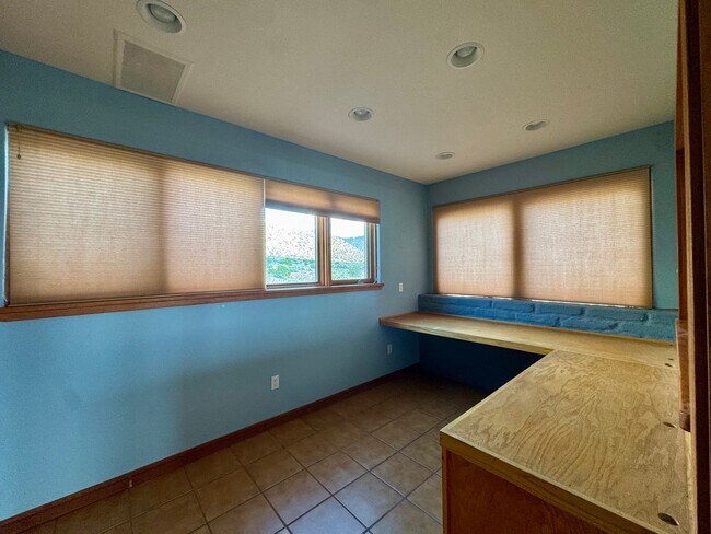 Building Photo - Sandia Heights Gem