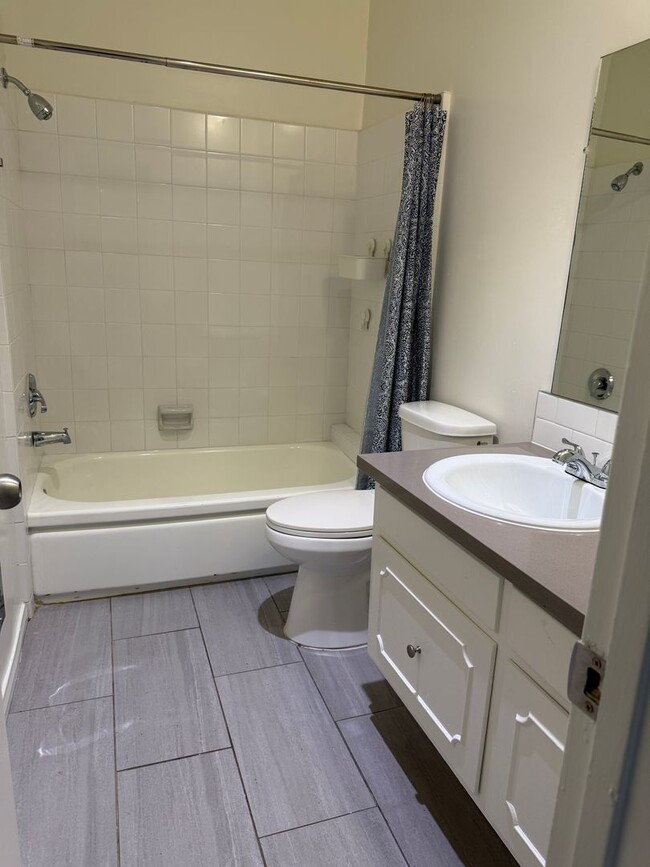 Building Photo - VALLEY VILLAGE - VERY LARGE 2 BEDROOM 2 BATH NEWLY RENOVATED APARTMENT FOR RENT