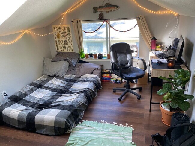 Building Photo - Steps from Campus, Minutes to Downtown – 4BR House on N Forest St | Pre-Leasing September 2026