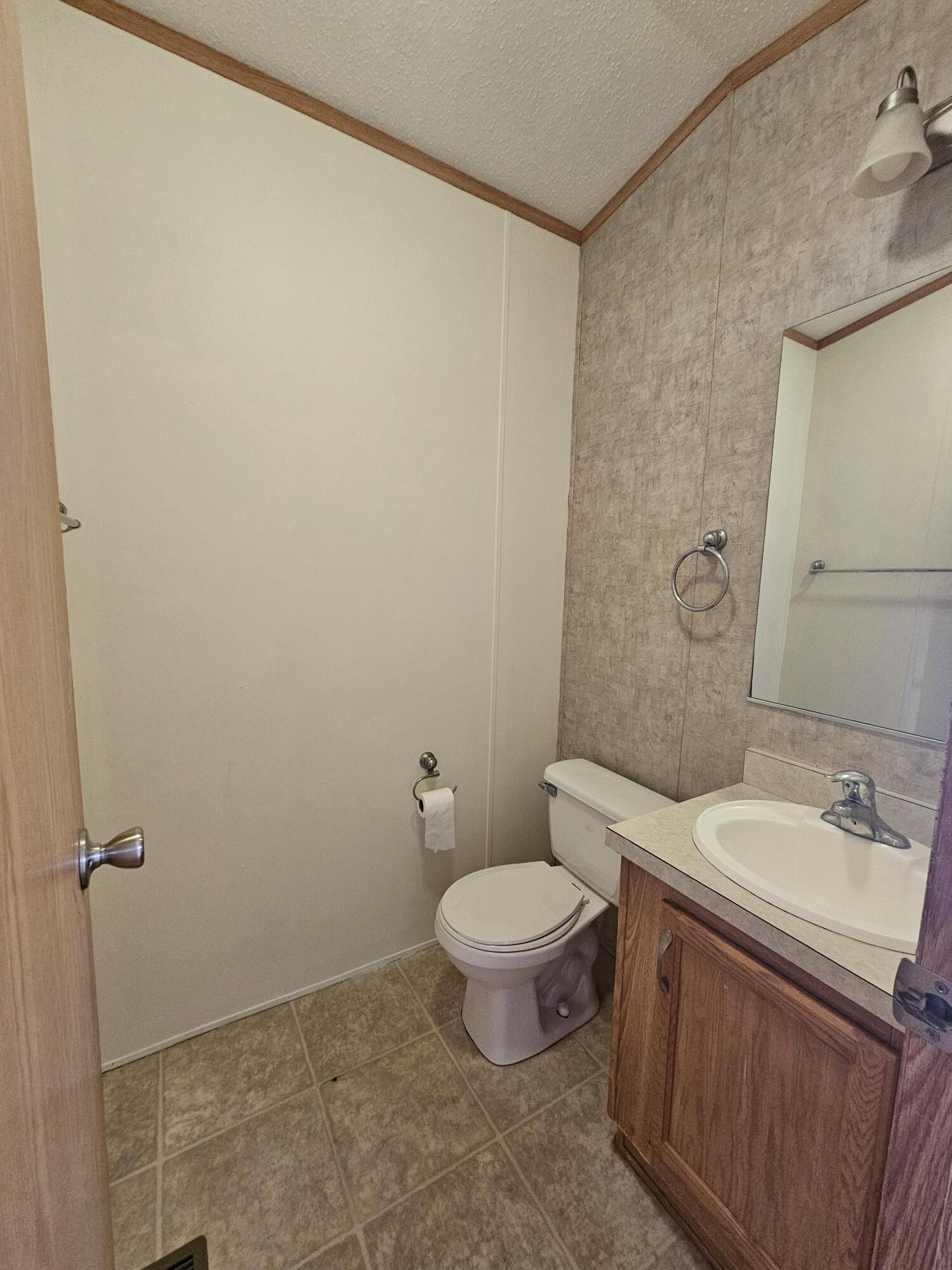 Building Photo - 202 Elm Ln