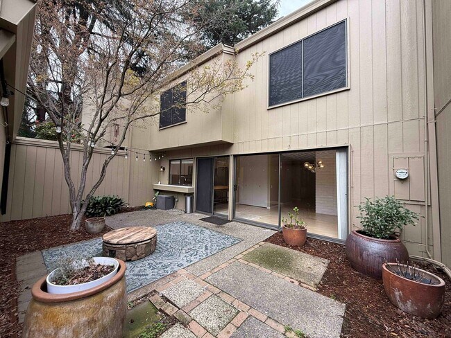 Building Photo - Fabulous Campus Commons 3 Bedroom