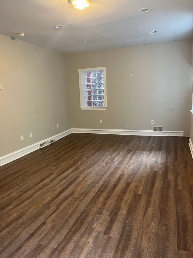 Building Photo - Spacious 4 Bedroom House in Southside Flats!