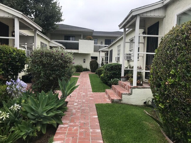 Building Photo - "COMING SOON!!"  Bright and airy updated second floor Studio, 1 bathroom apartment