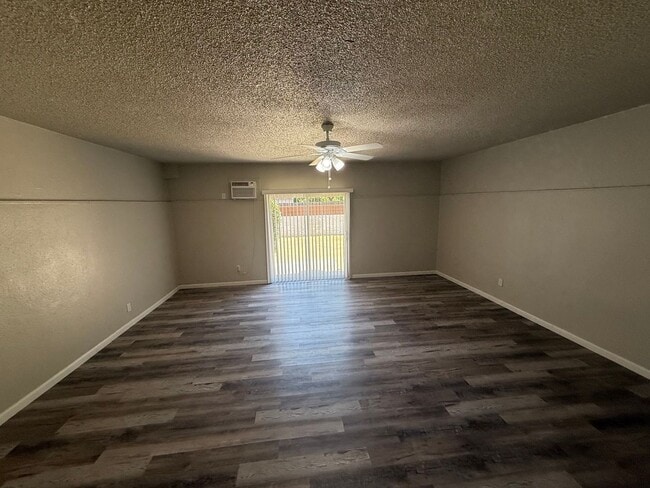 Building Photo - APPLY NOW!! 4 BEDROOM HOME!!