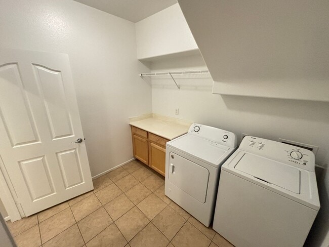 Building Photo - Gorgeous 6Bed/5Bath/4Car, 2-Story Home located in the Mountains Edge