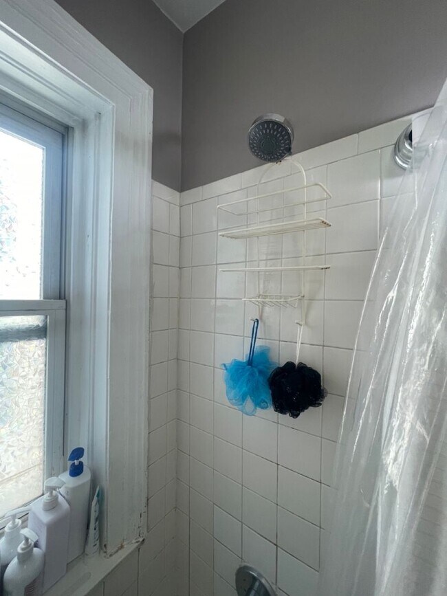 Building Photo - 9/1 No Fee!- Sunny upper floor 2BR - w/d i...