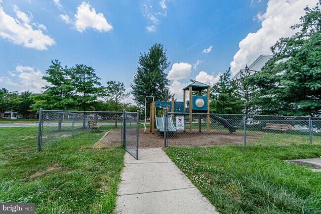 Building Photo - 2484 Angeline Dr