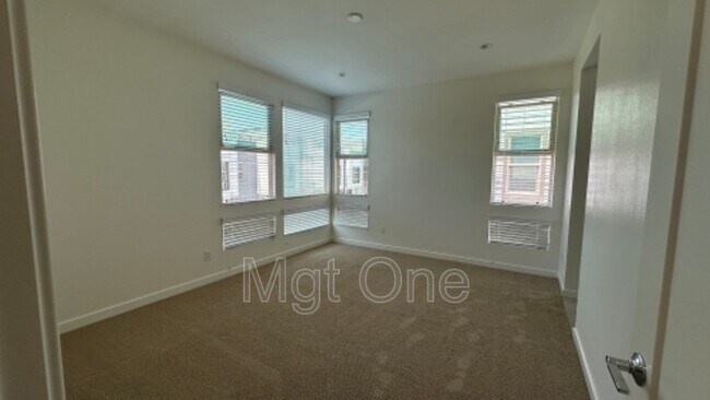 Building Photo - 214 Placemark