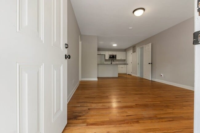 Building Photo - 852 N May St