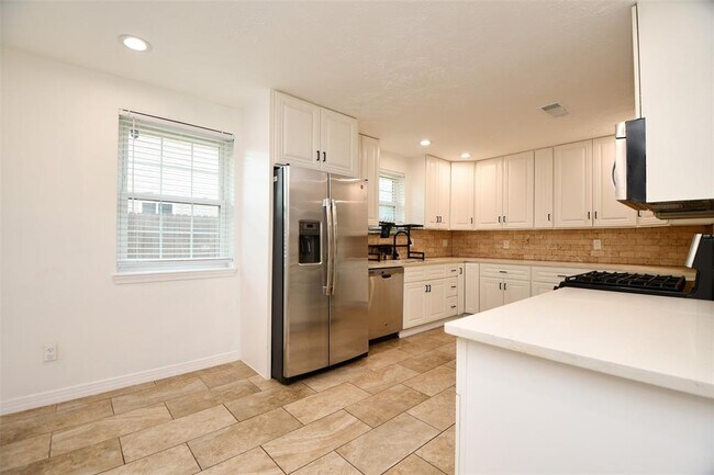Building Photo - 5951 Beaudry Dr