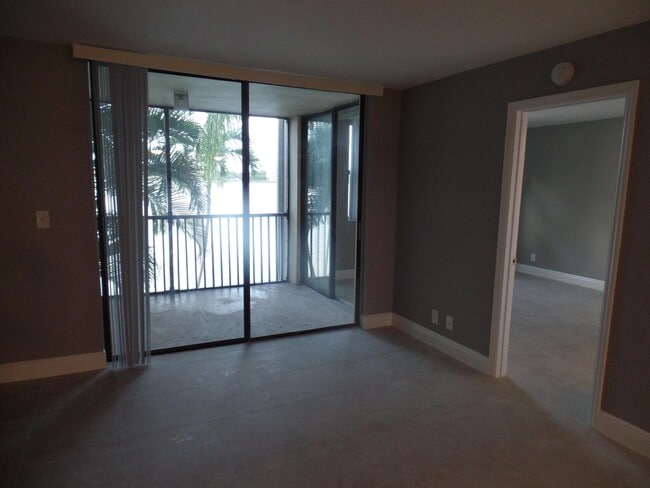 Building Photo - 118 Lake Emerald Dr