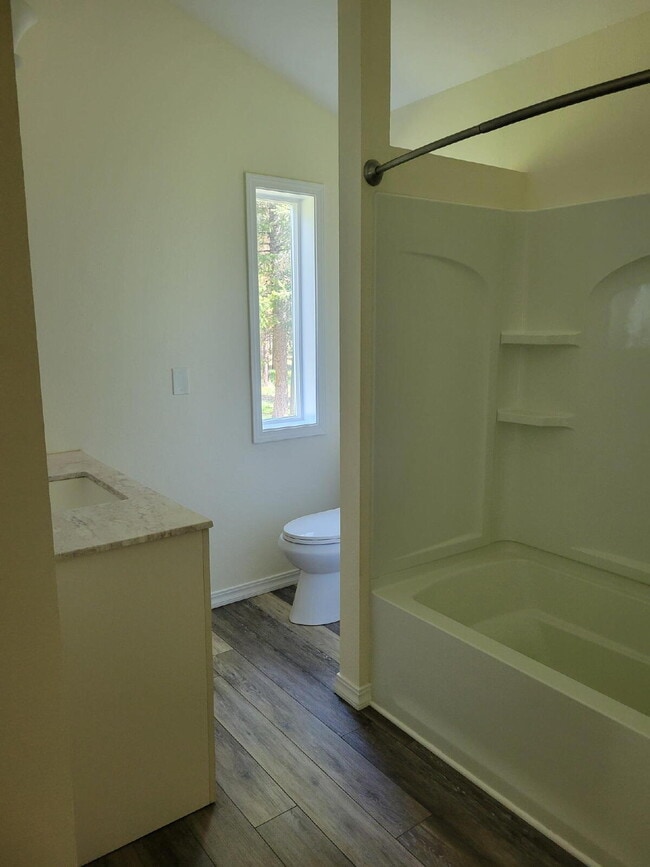 Building Photo - 2 Bedroom, 2 Bath