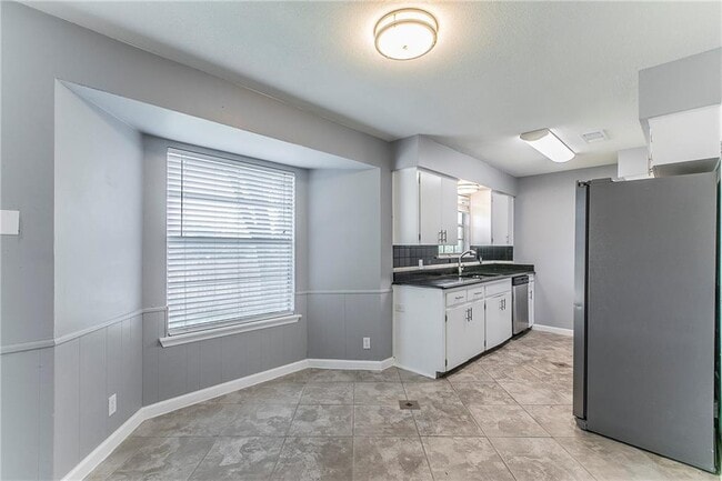 Building Photo - 1171 Angelina St